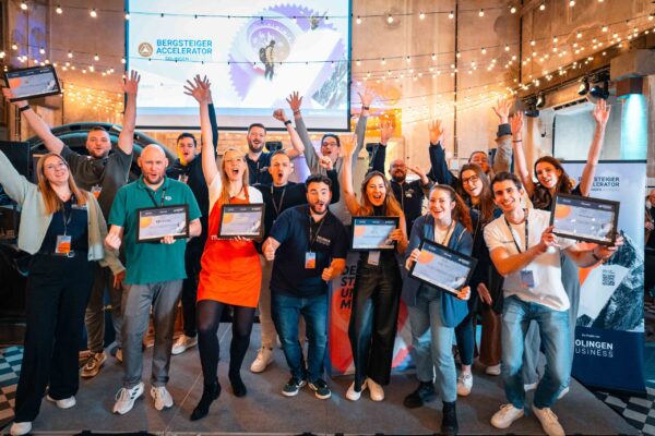gruppenbild-bergsteiger-accelerator-jubel-pm-web gruppenbild-bergsteiger-accelerator-jubel-pm-web